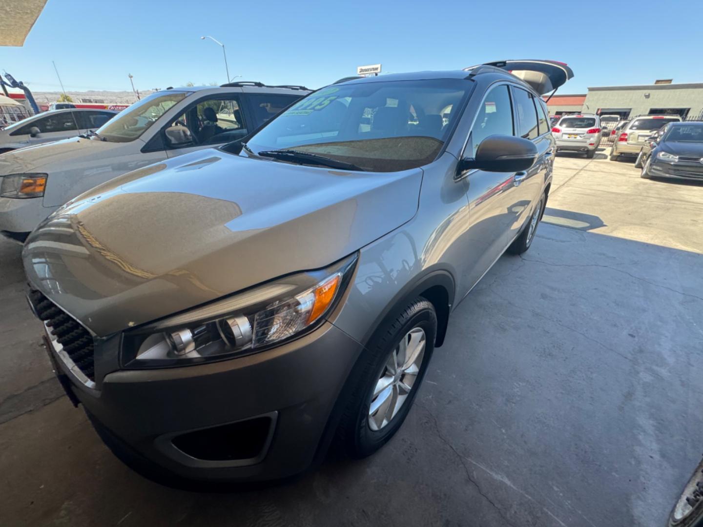 2017 Silver Kia Sorento (5XYPG4A35HG) , located at 2190 Hwy 95, Bullhead City, AZ, 86442, (928) 704-0060, 0.000000, 0.000000 - 2017 kia sorento L. 2.4 i4 engine. New engine with warranty installed 4/4/24. bluetooth, backup camera, satellite radio. this suv is fully loaded IN house financing available. Free warranty, free carfax. - Photo#5